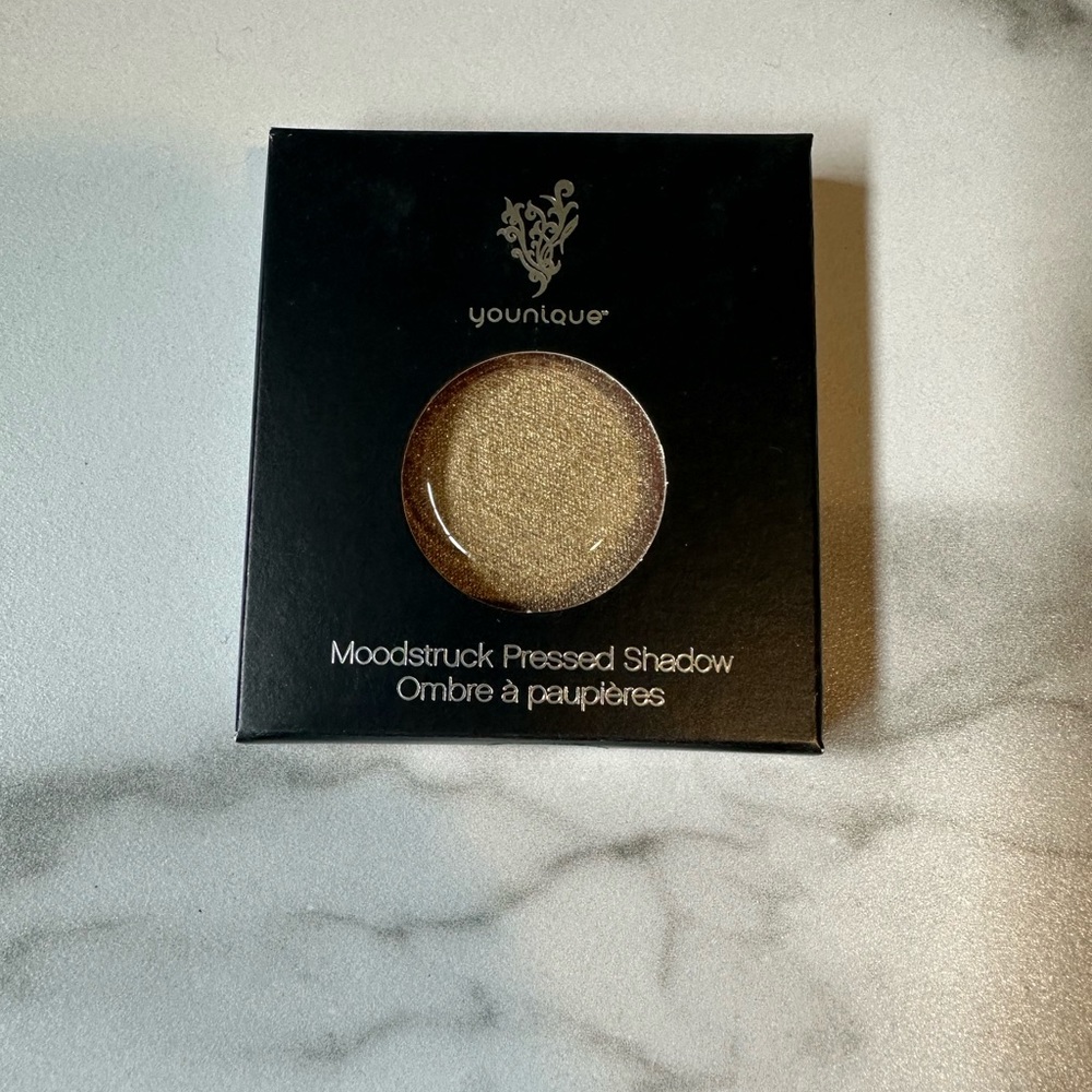 Younique Moodstruck pressed eye shadow in Alive